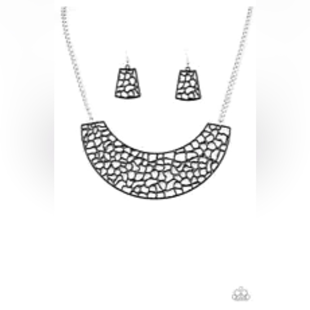 Paparazzi Black (Coated Metal) Bib Style Necklace 🖤 And matching EARRINGS!